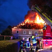 UPDATE: Großbrand hält 13 Feuerwehren in Atem