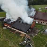 14 Feuerwehren bekämpfen Bauernhofbrand