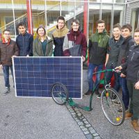 Polyschüler tüffteln an Prototyp für Elektro-Roller mit Photovoltaik-Antrieb