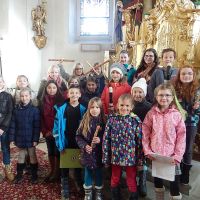 Kinder entdecken gemeinsam die Freude am Singen