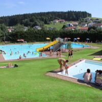 Ehrenamtliche helfen, damit das Freibad nicht baden geht