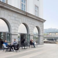 Kunstuni-Café am Hauptplatz hat eröffnet