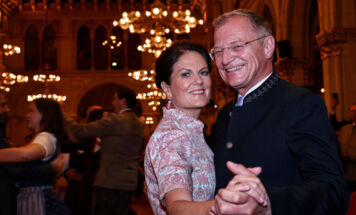 Landeshauptmann Thomas Stelzer und Gattin Bettina Stelzer-Wögerer (Foto: VOLKER WEIHBOLD)