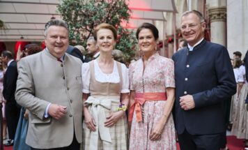 Wiens Bürgermeister Michael Ludwig mit Gattin Irmtraud Rossgatterer, Landeshauptmann Thomas Stelzer mit Gattin Bettina Stelzer-Wögerer. (Foto: Land OÖ/Peter C. Mayr)