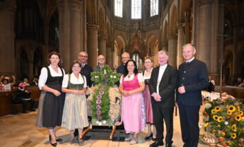 Beim Erntedankfest mitgefeiert haben (v.l.): Landesrätin Michaela Langer-Weninger, Michaela Sommer (Bäuerinnenbeirätin Linz/Linz-Land), LK-Präsident Franz Waldenberger, Hans-Jürgen Achleitner (Regionaldirektor Geschäftskunden Agrar, Sparkasse OÖ), Kammerdirektor Karl Dietachmair, Johanna Haider (Vorsitzende des Bäuerinnenbeirates), LK-VizepräsidentinRosemarie Ferstl, Bischof Manfred Scheuer und Landeshauptmann Thomas Stelzer. (Foto: LK OÖ)