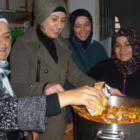 Türkische Frauen kochen für Flüchtlinge