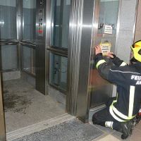 Florianis entließen mit Lift stecken Gebliebenen in die Freiheit