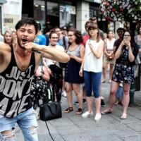 Wendja überrascht mit Auftritt am Linzer Taubenmarkt