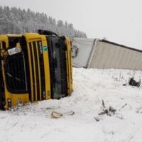 Lastwagen von Straße abgekommen