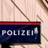 Unbekannter soll alkoholisierten Fußgänger angefahren haben