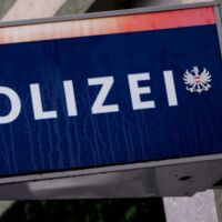 Unbekannter sticht auf 17-Jährigen ein
