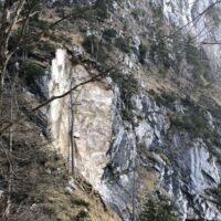 Nach Felssturz müssen mehrere Tonnen Gestein gezielt gesprengt werden