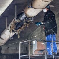 Abwasserrohr unter Brücke durch Brand schwer beschädigt