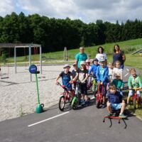 Kindergartenkinder üben Verkehrssituationen am Spielplatz