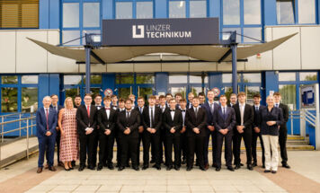 Die Klasse 5CHME, Fachrichtung Mechatronik, am Linzer Technikum (Foto: Thomas Brunner photography)