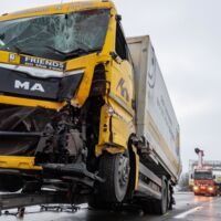 Schwer bewaffneter Gefangenentransport steckte in Autobahn-Totalsperre