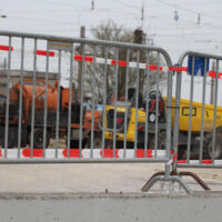 Zeugenaufruf: Unbekannter durchbrach mit Baumaschine Geländer