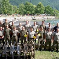 Pioniere errichten Sonderfähre für Panzerfahrt auf dem Traunsee