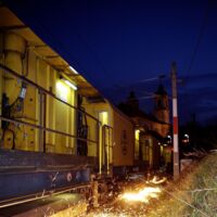 Nächtliche Schleifarbeiten auf den Schienen der Salzkammergutbahn