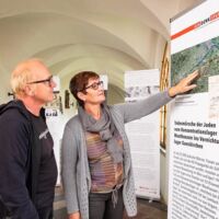 „Geh-Denk-Spuren 2020“: Wanderausstellung über die „Todesmärsche“ nach Gunskirchen in Enns