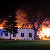 Elf Feuerwehren kämpften gegen einen Vollbrand eines Bauernhauses in Kremsmünster