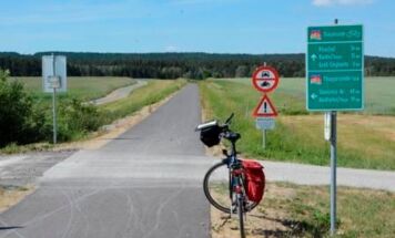 Die Radroutenkreuzung Breitenfeld, hier kommt von links die Thayarunde Süd - die Verbindung von Waidhofen/Thaya nach Göpfritz - auf die Bahntrasse.