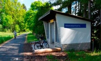 Das ehemalige Wartehäuschen der Bahnstation Kleineberharts nicht weit von Waidhofen entfernt ist nun ein schattiger Rastplatz am Radweg.
Alle Fotos: Schacherl