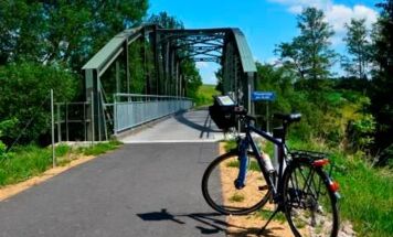 Die Brücke über den Fluss Thaya nach der Ortschaft Thaya