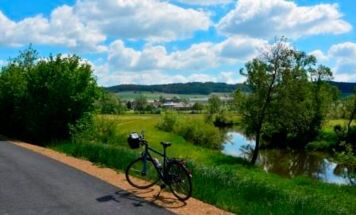 Am Radweg, im Hintergrund die Ortschaft Merkengersch