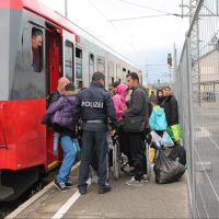 Massive Grenzkontrollen im Bezirk Schärding - zwei Versorgungszentren für Flüchtlinge in Esternberg und Schärding eingerichtet