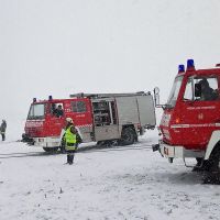 Zahlreiche Unfälle: Turbulentes Winterwetter fordert Feuerwehren