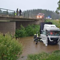 Dobersberg: LKW stürzte während Unwetter über Brücke in die Thaya