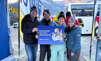 Klaus Hofstätter (GF Hauser Kaibling), Moritz Walcherberger (GF Tips), Zipfer Jahresvorrat Gewinnerin Carmen Seyr und Maria Hoflehner (Tips)