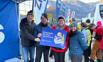 Klaus Hofstätter (GF Hauser Kaibling), Moritz Walcherberger (GF Tips), Zipfer Jahresvorrat Gewinnerin Christine Dreiling und Maria Hoflehner (Tips)