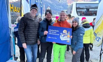 Klaus Hofstätter (GF Hauser Kaibling), Moritz Walcherberger (GF Tips), Zipfer Jahresvorrat Gewinner Markus Stallinger und Maria Hoflehner (Tips)