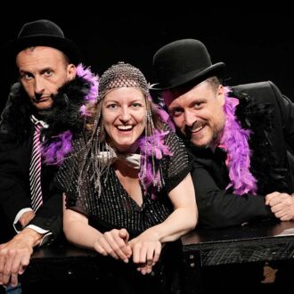 EINSAM. ZWEISAM. DREISAM.