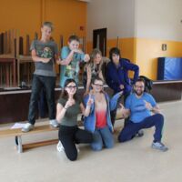 Regisseur Juho Saarinen lehrt gehörlosen Kindern und Jugendlichen die Schauspielkunst