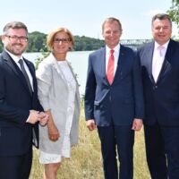 LH Mikl-Leitner und LH Stelzer unterzeichneten Vereinbarung über die neue Donaubrücke Mauthausen