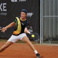 French Open: Schwärzler schlägt John McEnroe Talent zum Auftakt