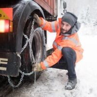 Schneesturm sorgt für Verkehrsbehinderungen: Busunfall in Rainbach