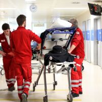 Servicemitarbeiter unter Gabelstapler eingeklemmt
