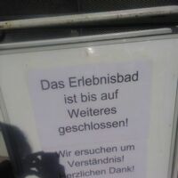 Trotz Sommertemperaturen muss das Erlebnisbad Königswiesen derzeit geschlossen bleiben