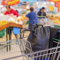 Polizei sucht Zeugen für Handtaschendiebstahl im Supermarkt