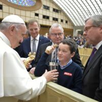 Tobias überreichte Friedenslicht an Papst Franziskus mit Bravour