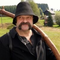 Vom Teufel und von Hexen: Sandler Sagenerzähler und Heimatforscher halten alte Geschichten in neuem Buch lebendig