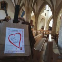 Adventkalender der anderen Art: Papiersackerl in der Stadtpfarrkirche Freistadt holen und für den guten Zweck befüllen
