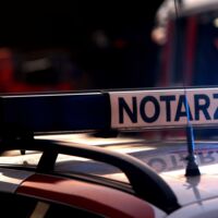 Schneematsch auf der Fahrbahn: Junge Frau bei Verkehrsunfall in Mönchdorf schwer verletzt