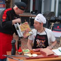 Da Haubenkoch Rocky Roman drückte bei Doppel-Grillweltmeister die Schulbank