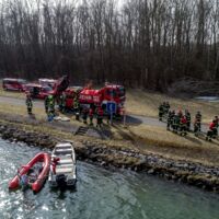 Riesiger Ölteppich auf der Donau: 8 Feuerwehren bauten Ölsperren auf