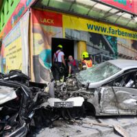 Schwerer Verkehrsunfall auf der Haratzmüllerstraße: Jugendlicher Raser ging auf Einsatzkräfte los